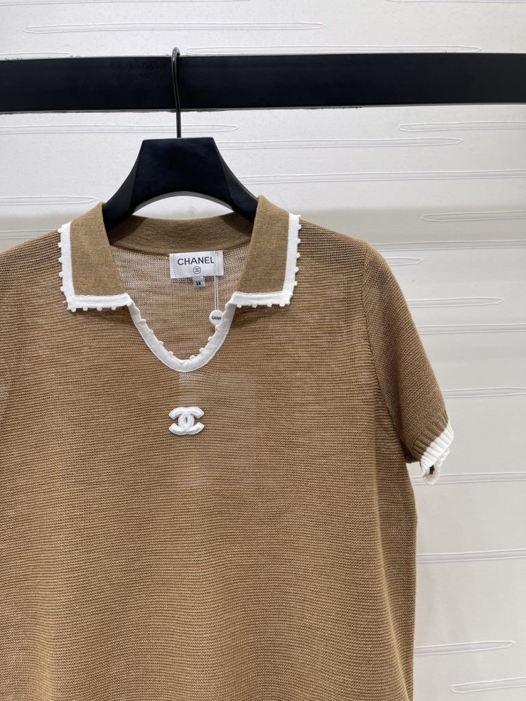 CHANEL ニット Tシャツ コピー フロントVネック ロゴ ポロ風 カーキ ホワイト 細身シルエット - 画像 2
