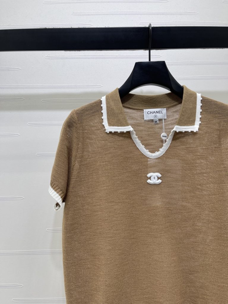 CHANEL ニット Tシャツ コピー フロントVネック ロゴ ポロ風 カーキ ホワイト 細身シルエット - 画像 3