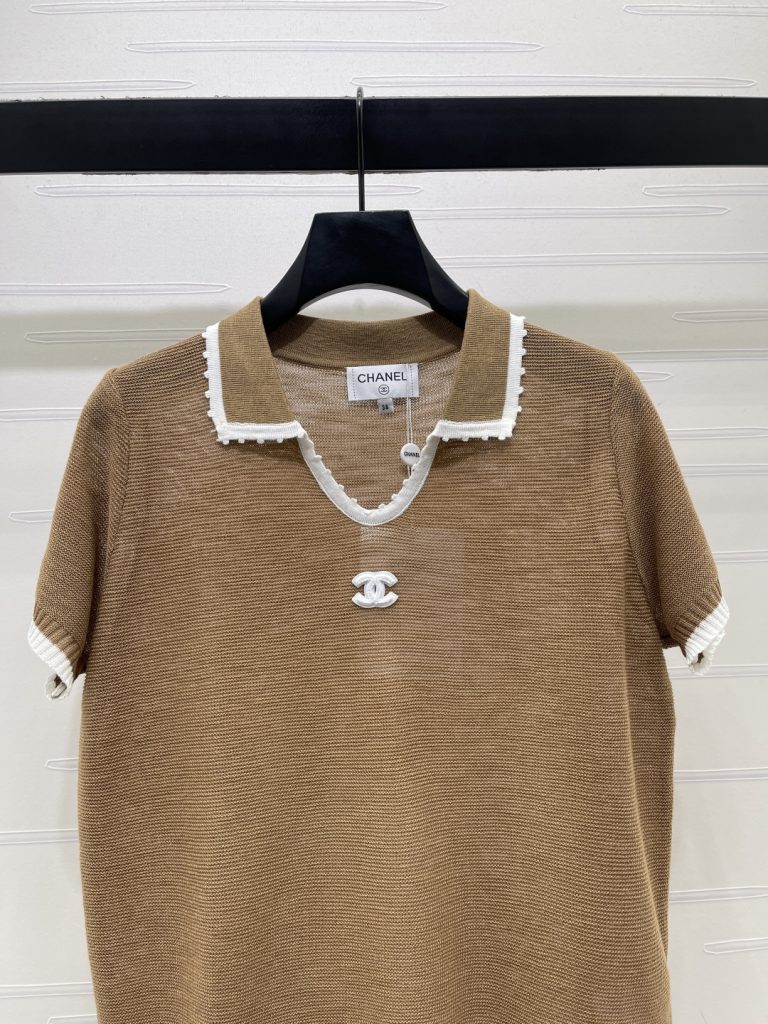 CHANEL ニット Tシャツ コピー フロントVネック ロゴ ポロ風 カーキ ホワイト 細身シルエット - 画像 4