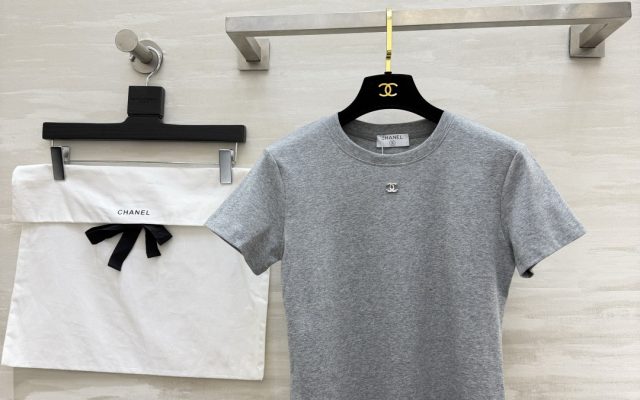 Chanel コピー レディース Tシャツ 黒 白 灰 ロゴ入り 3色展開 正肩デザイン 軽量感 ファッションアイテム - 画像 1