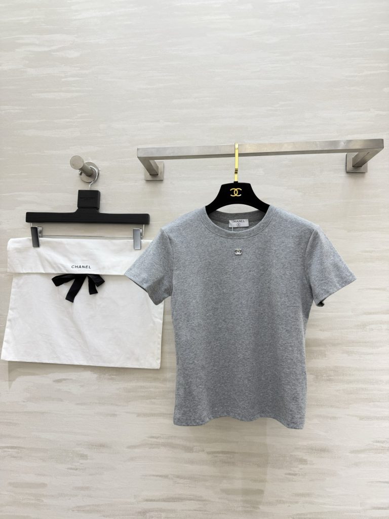 Chanel コピー レディース Tシャツ 黒 白 灰 ロゴ入り 3色展開 正肩デザイン 軽量感 ファッションアイテム - 画像 1