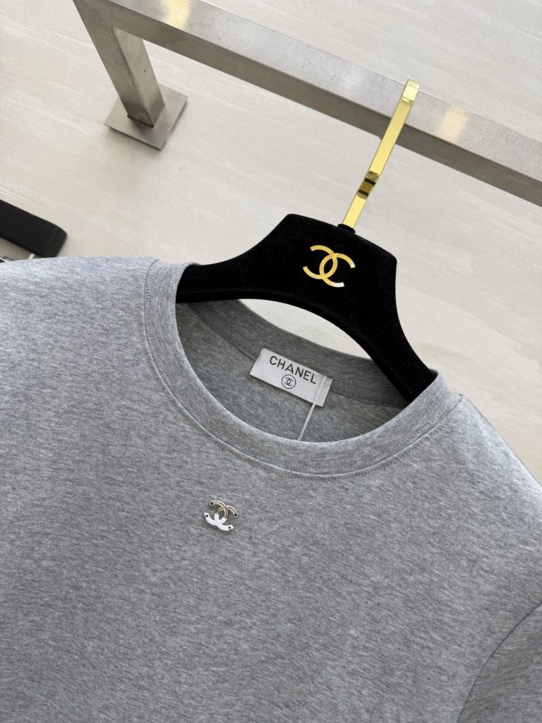 Chanel コピー レディース Tシャツ 黒 白 灰 ロゴ入り 3色展開 正肩デザイン 軽量感 ファッションアイテム - 画像 3