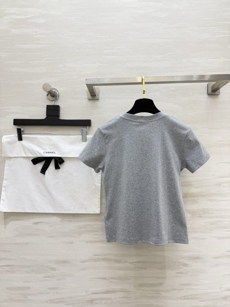 Chanel コピー レディース Tシャツ 黒 白 灰 ロゴ入り 3色展開 正肩デザイン 軽量感 ファッションアイテム - 画像 4