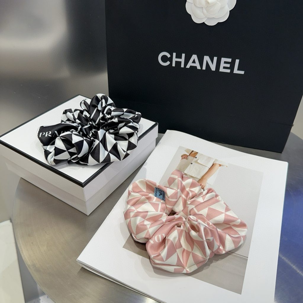 プラダ　PRADA　上品　アクセサリー　おしゃれ　ヘアアレンジ　カジュアル　シュシュ - 画像 2
