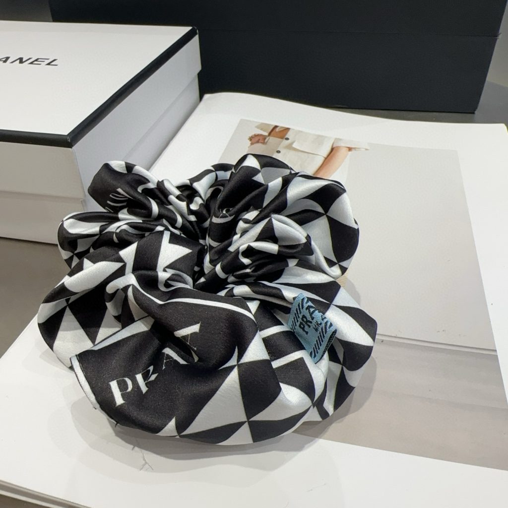 プラダ　PRADA　上品　アクセサリー　おしゃれ　ヘアアレンジ　カジュアル　シュシュ - 画像 4