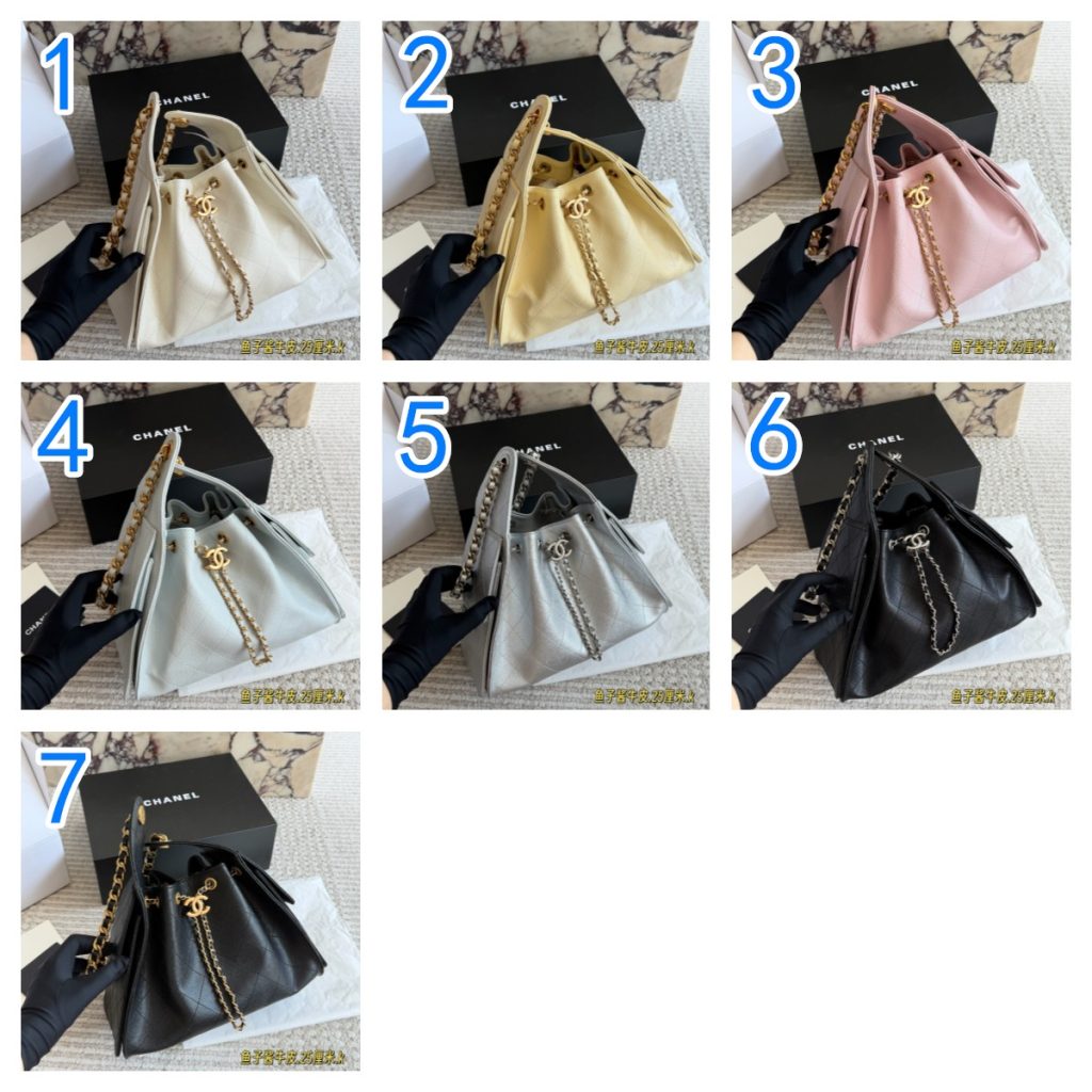 通勤に合わせやすいCHANEL25 スモールハンドバッグの色味と収納を写真で確認