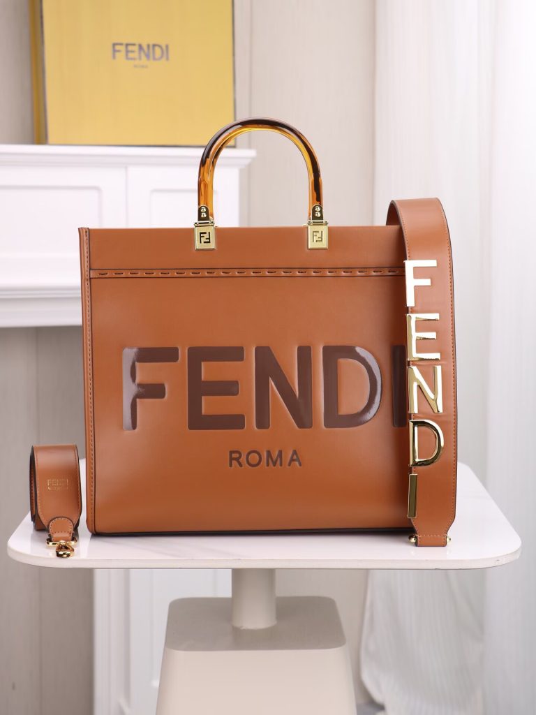 FENDI フェンディ サンシャイン ミディアム レザーショッパー バッグ｜買い物の日に素材感の見え方を確認 - 商品画像 4