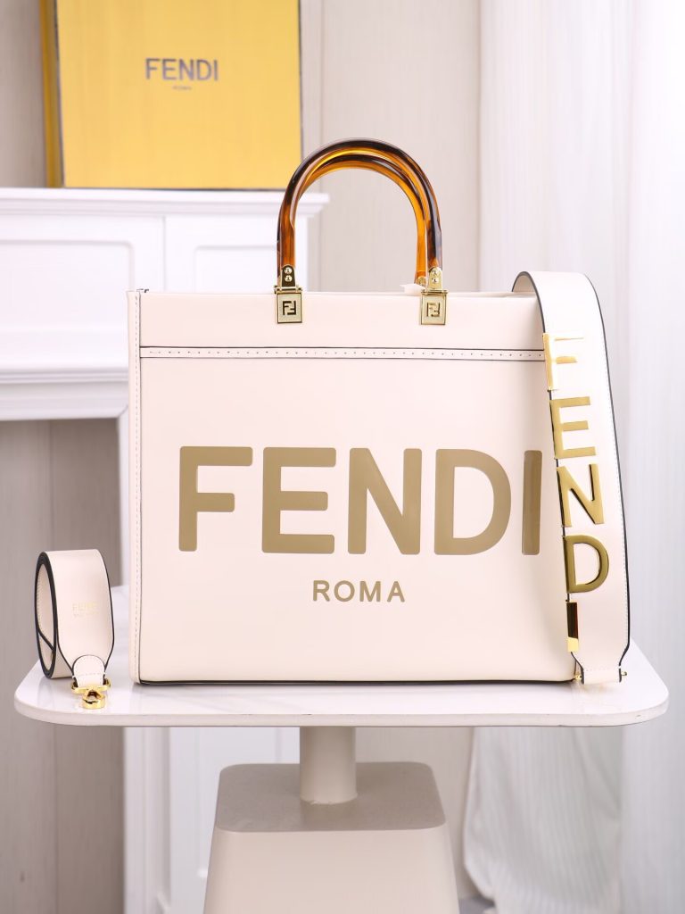 FENDI フェンディ サンシャイン ミディアム レザーショッパー バッグ｜買い物の日に素材感の見え方を確認 - 商品画像 3