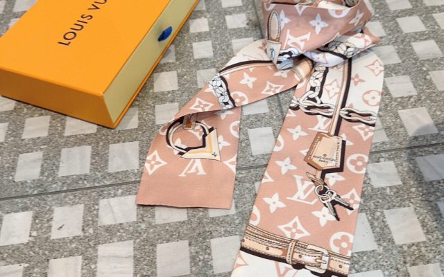 大人かわいいコーデにぴったり♪　LOUIS VUITTON　ルイヴィトン　バンドー　ピンク　ハンドル　モノグラム　 細長リボンスカーフ　ツイリースカーフ