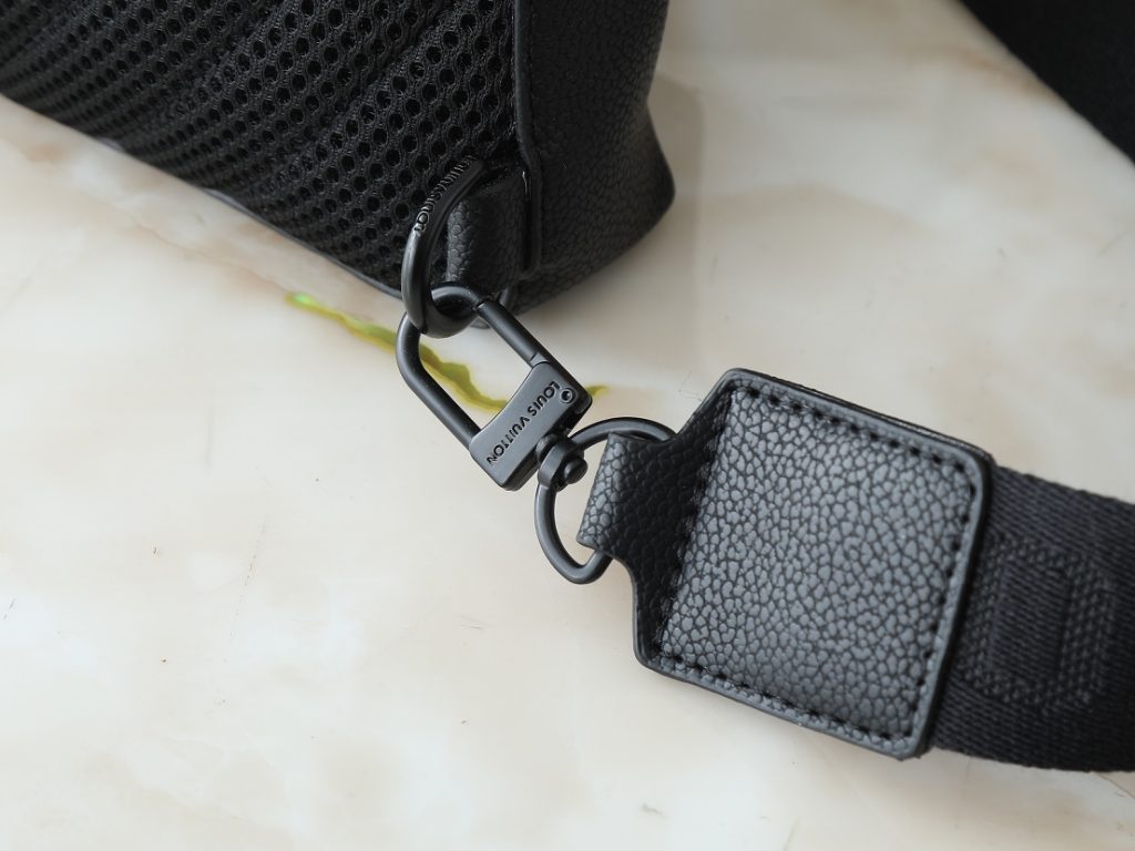 LOUIS VUITTON　ルイヴィトン　パイロット　スリングバッグ　メンズバッグ　ボディバッグ　チェストバッグ　クロスボディバッグ　ブラック - 画像 7