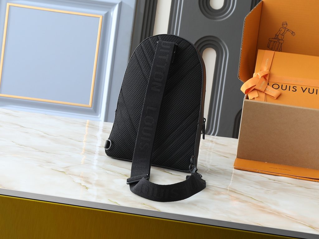 LOUIS VUITTON　ルイヴィトン　パイロット　スリングバッグ　メンズバッグ　ボディバッグ　チェストバッグ　クロスボディバッグ　ブラック - 画像 2