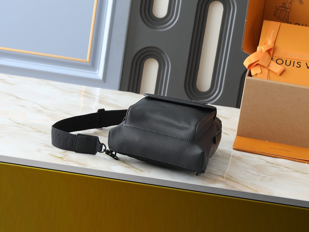 LOUIS VUITTON　ルイヴィトン　パイロット　スリングバッグ　メンズバッグ　ボディバッグ　チェストバッグ　クロスボディバッグ　ブラック - 画像 4