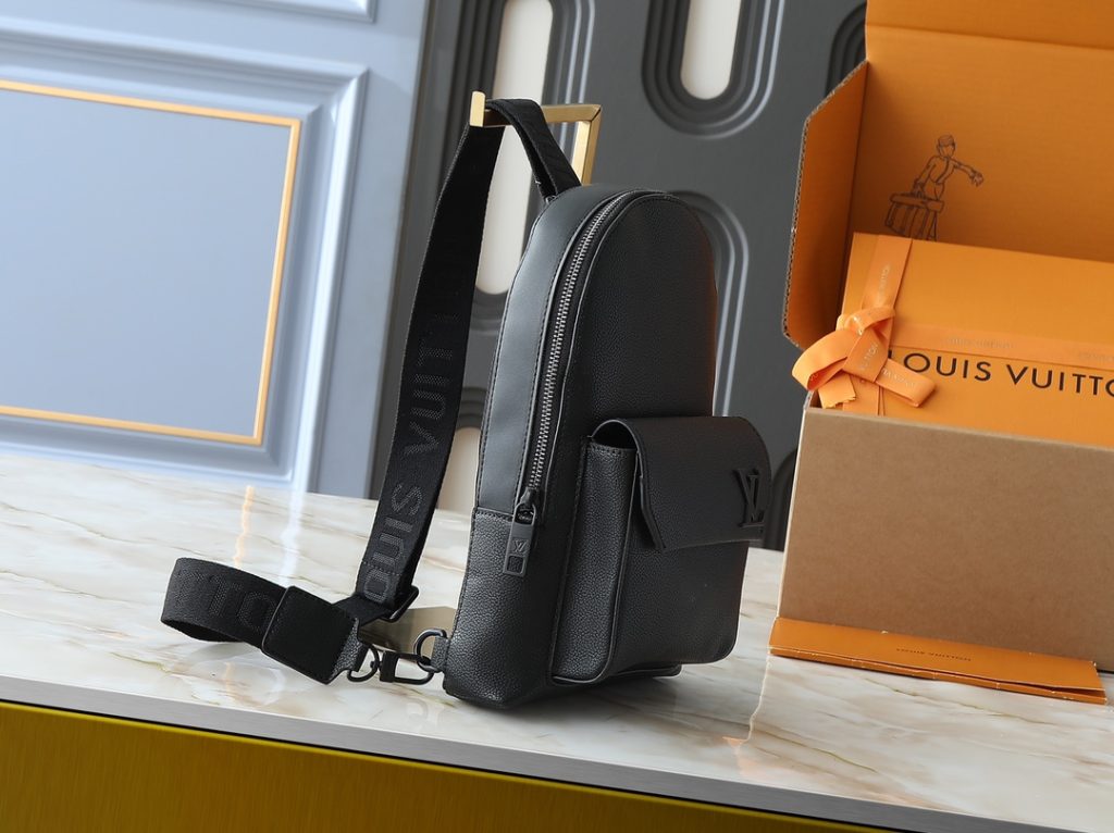 LOUIS VUITTON　ルイヴィトン　パイロット　スリングバッグ　メンズバッグ　ボディバッグ　チェストバッグ　クロスボディバッグ　ブラック - 画像 3