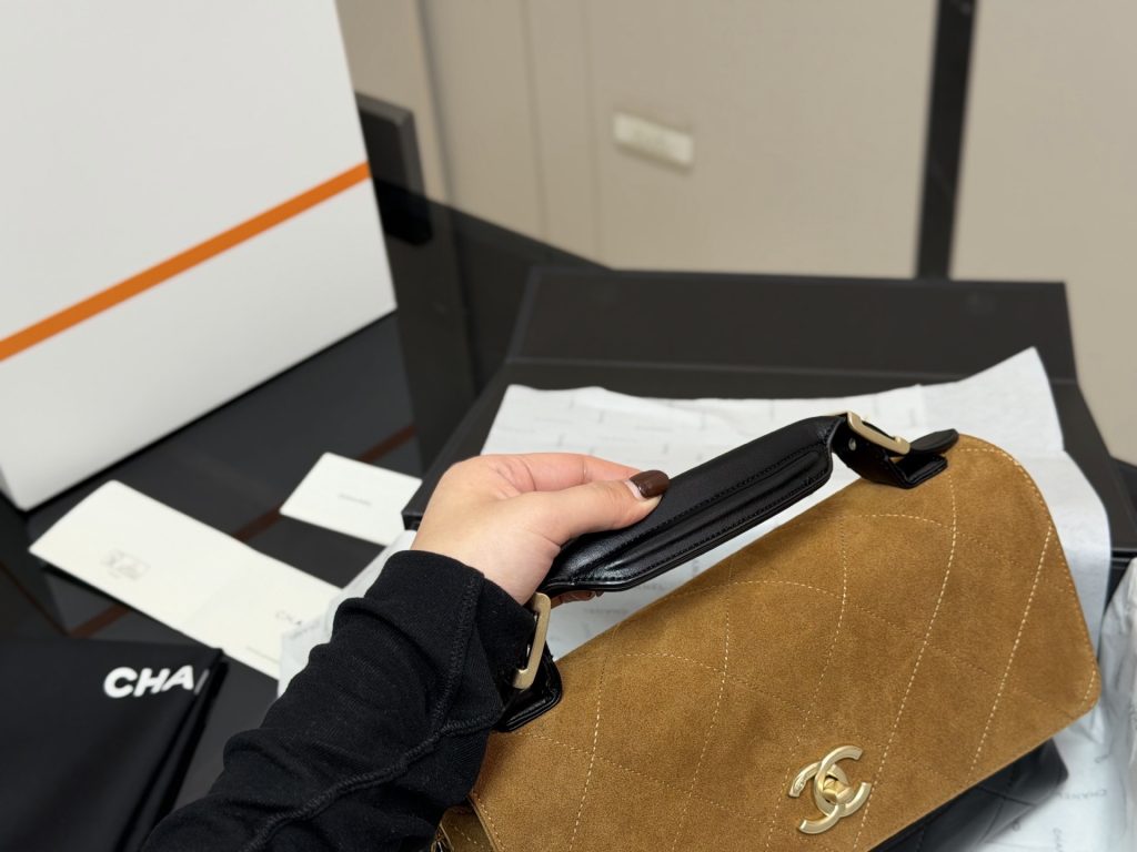 CHANEL ラゲージバッグ 4色入｜仕事帰りに素材感を写真で確認 - 商品画像 3