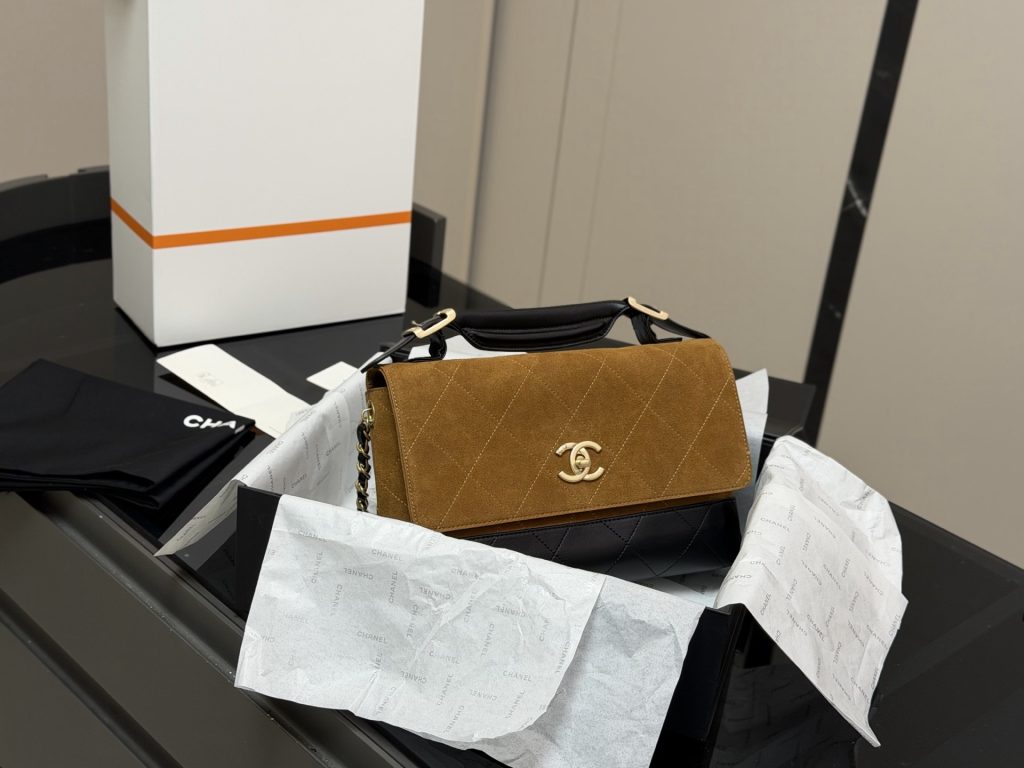 CHANEL ラゲージバッグ 4色入｜仕事帰りに素材感を写真で確認 - 商品画像 1