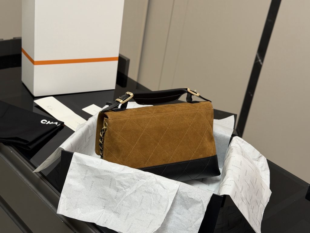 CHANEL ラゲージバッグ 4色入｜仕事帰りに素材感を写真で確認 - 商品画像 2