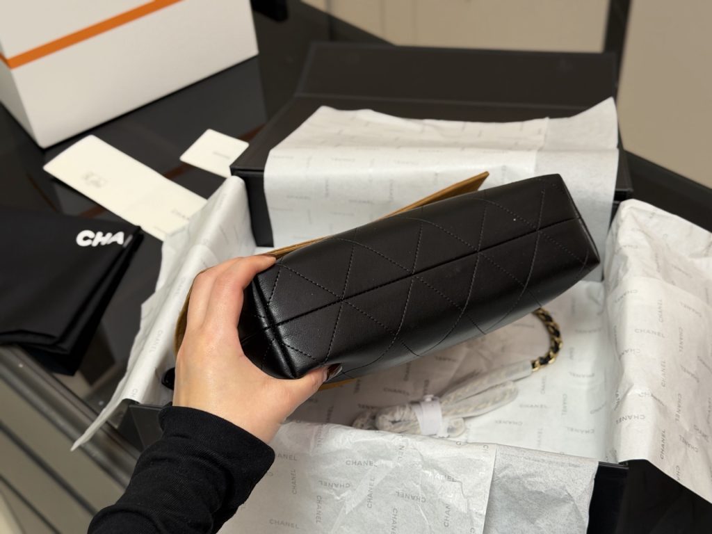 CHANEL ラゲージバッグ 4色入｜仕事帰りに素材感を写真で確認 - 商品画像 4