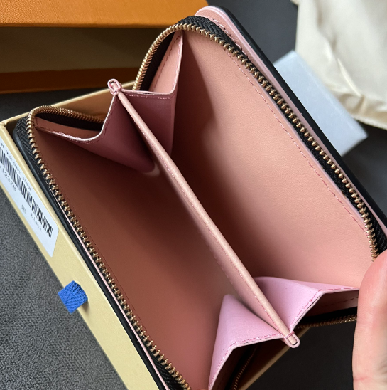 ルイ・ヴィトン モノグラム長財布｜通勤バッグと手に持つサイズ感 - 商品画像 3