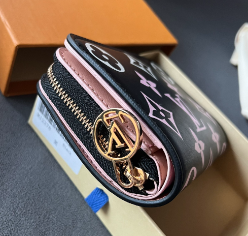 ルイ・ヴィトン モノグラム長財布｜通勤バッグと手に持つサイズ感 - 商品画像 1