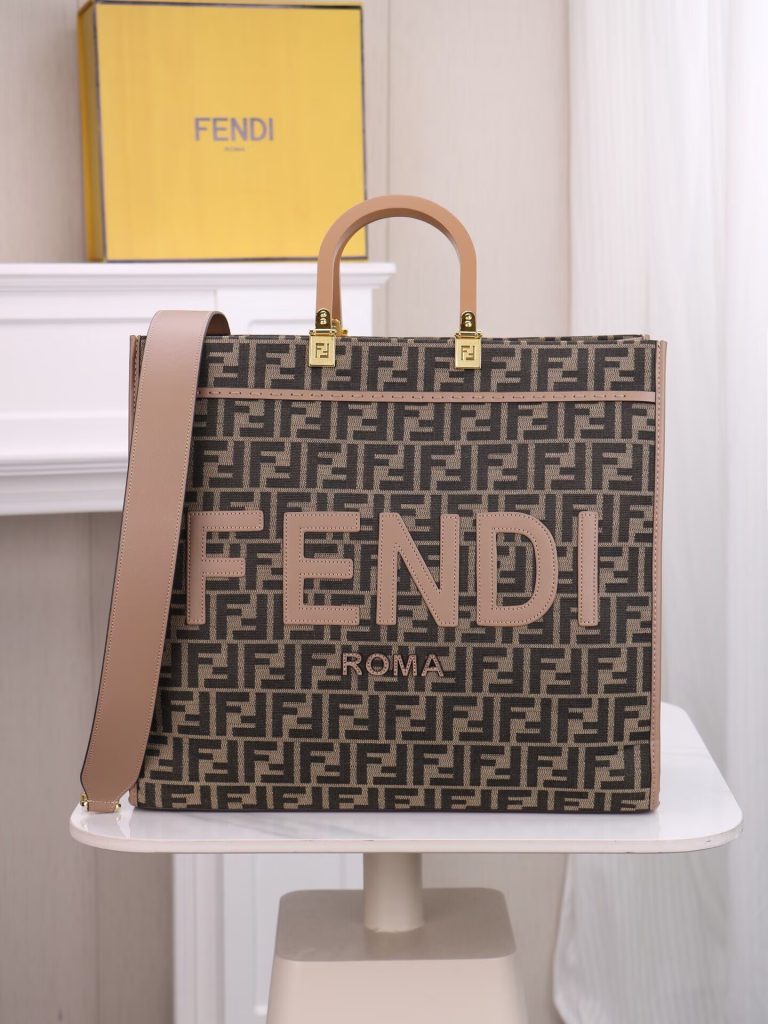 FENDI デニムトートバッグ 茶色ハンドル 2色入｜旅行の日に写真で素材感を整理 - 商品画像 1