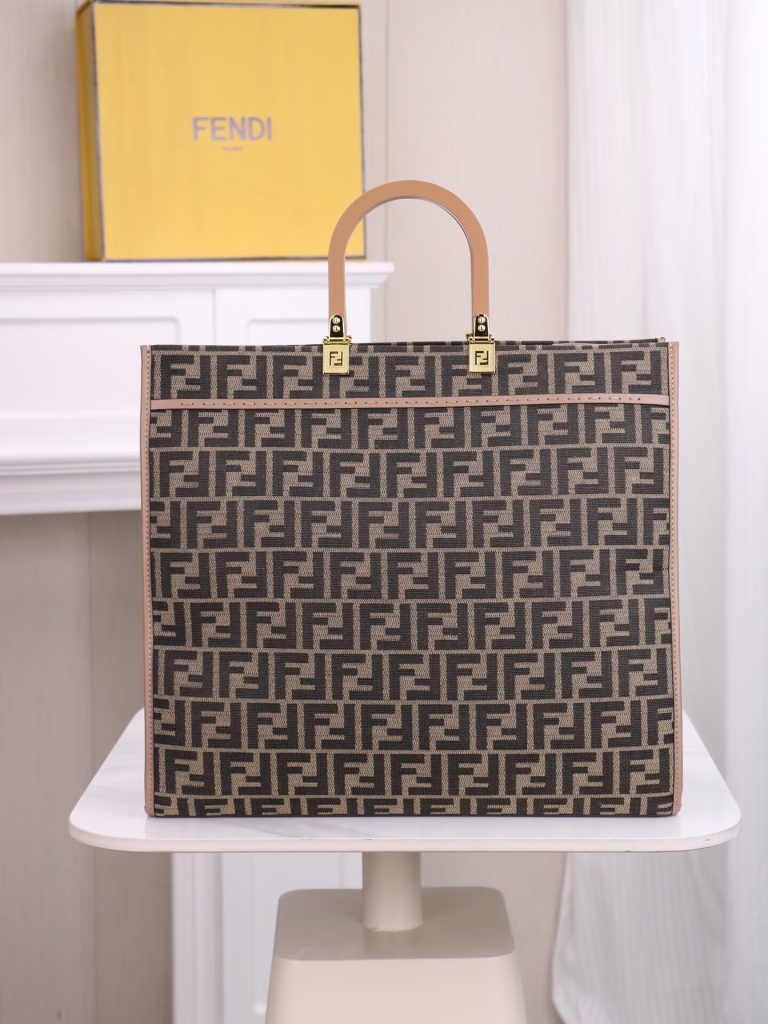 FENDI デニムトートバッグ 茶色ハンドル 2色入｜旅行の日に写真で素材感を整理 - 商品画像 2