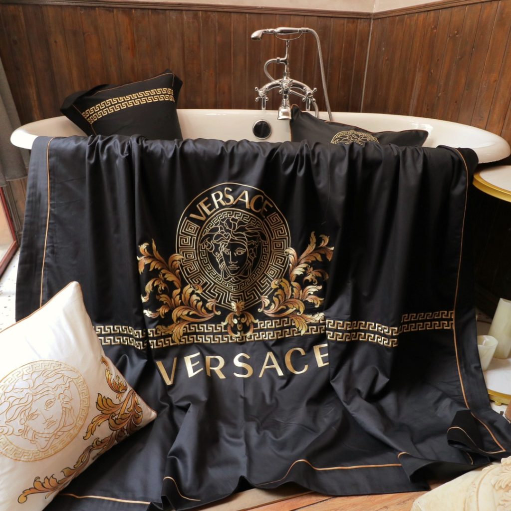 ヴェルサーチ/Versace掛け布団カバーセット　7点ありベッドセット　クッション/抱き枕　刺繍系ゴージャス　ダブルベット/キングサイズベッド　5色在庫 - 画像 2