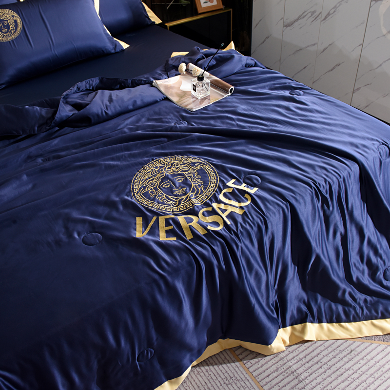 Versace ヴェルサーチ　夏布団セット4点　羽毛肌掛け布団/ベッドシーツ/枕カバー　ひんやり接触冷感キルトケット　シルク刺繍 - 画像 3