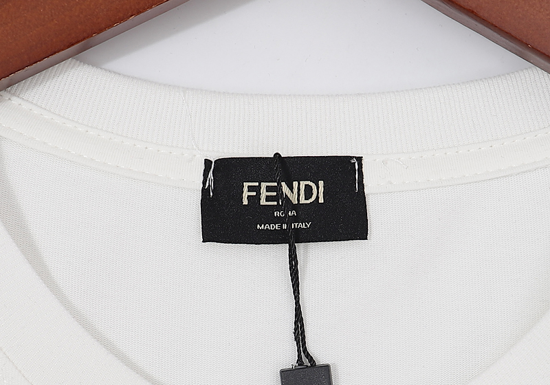 フェンディシャツ　FENDI　クルーネックシャツ　刺繍FENDIROMA　シャツ　半袖シャツ　Ｔ-Shirt　黒　白 - 画像 5