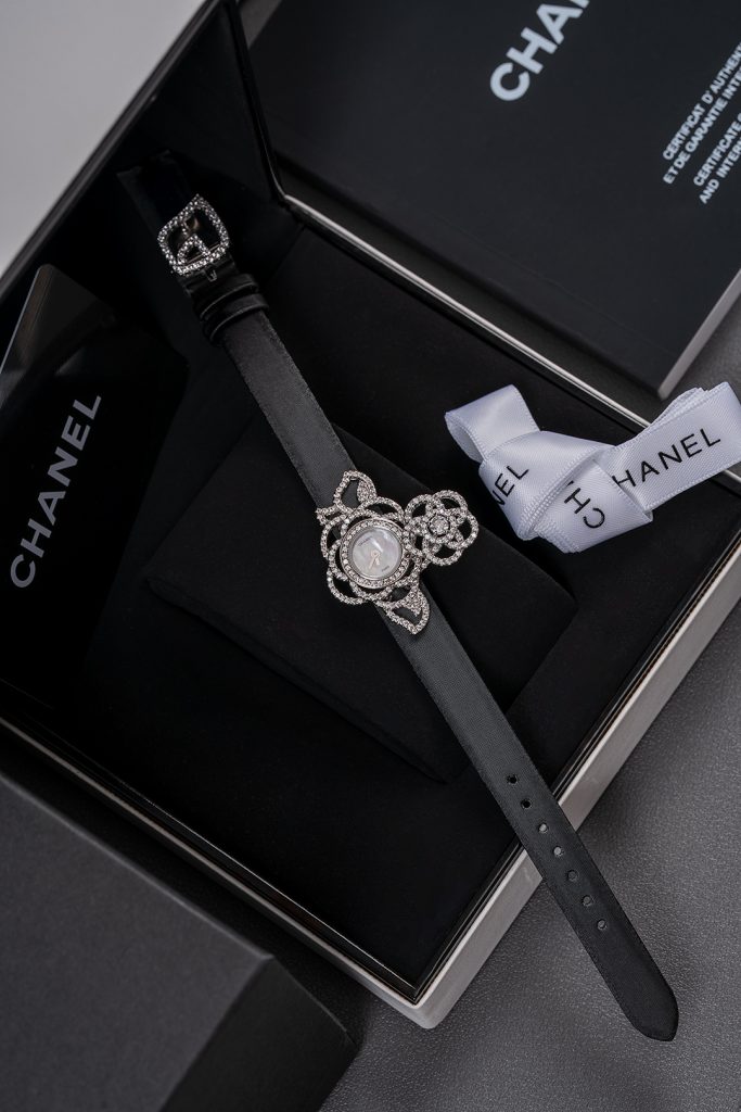 Chanel シャネル✨CHANEL 限定ジュエリー時計✨天然貝殻文字盤♡スイス製クオーツ✧職人手作り【ブランド直送】 - 画像 2