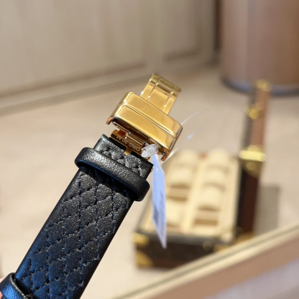 Chanel シャネル✨【ヴィンテージ】シャネル 菱目打ち スクエア ウォッチ✨ 高級レザー プレゼントに🎁 上品で大人可愛い💕 - 画像 6
