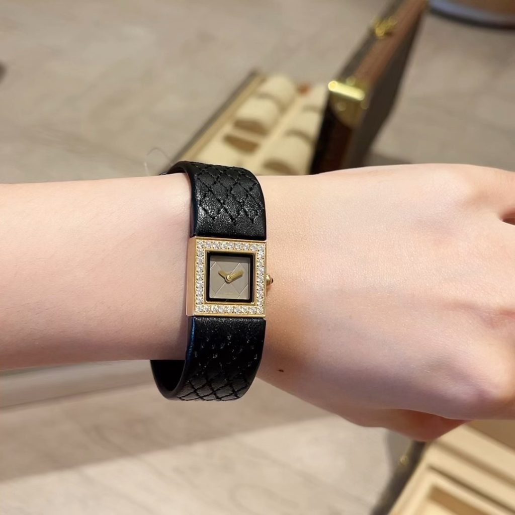 Chanel シャネル 品 シャネル ルージュ アリュール 627 艶やかリップ 高級素材…｜仕事で使いやすい腕時計を写真で確認