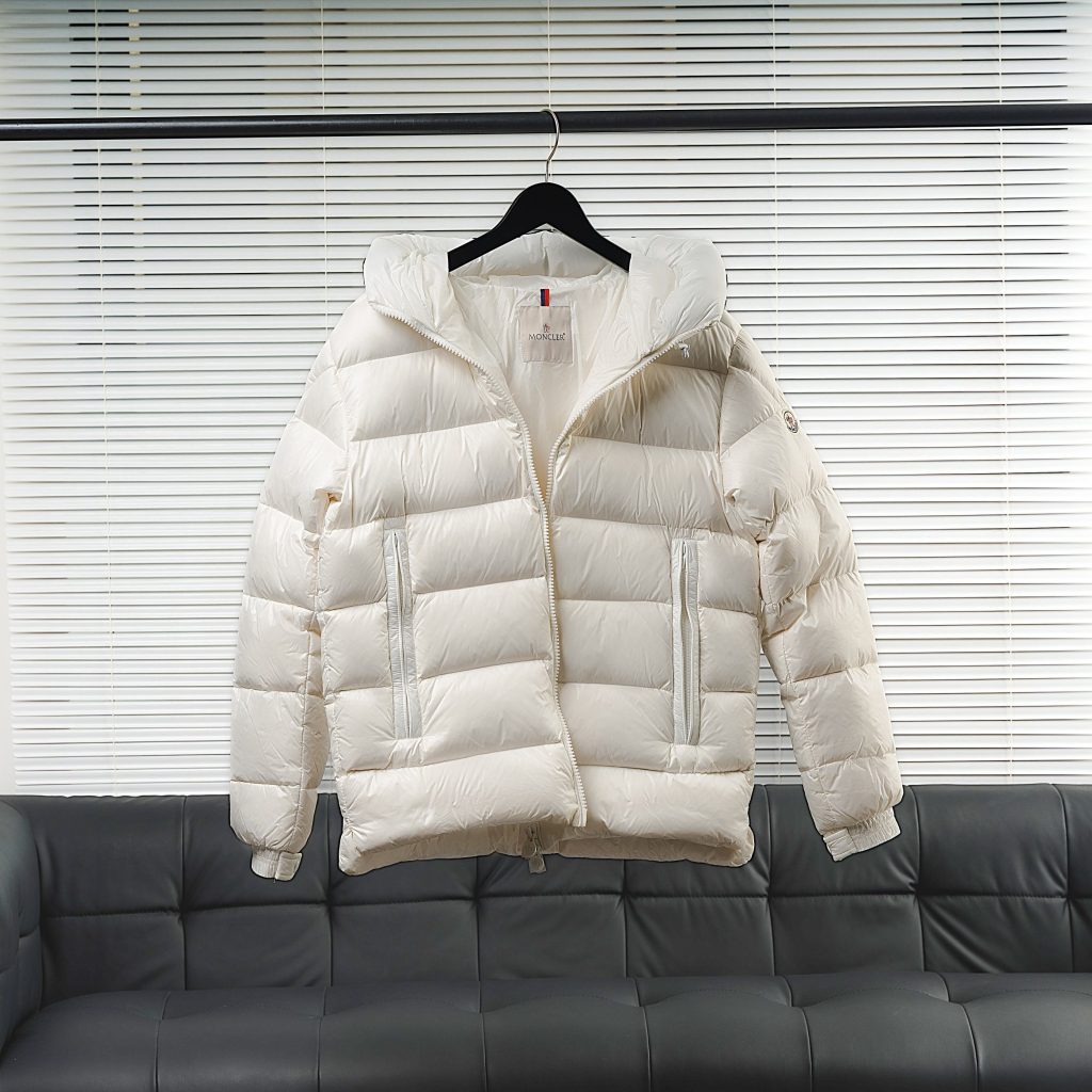 Moncler モンクレール【新作】モンクレール ダウンジャケット レディース✨ 秋冬必須アイテム🕊️ 高級素材☁️ 保温性抜群🔥 - 画像 4