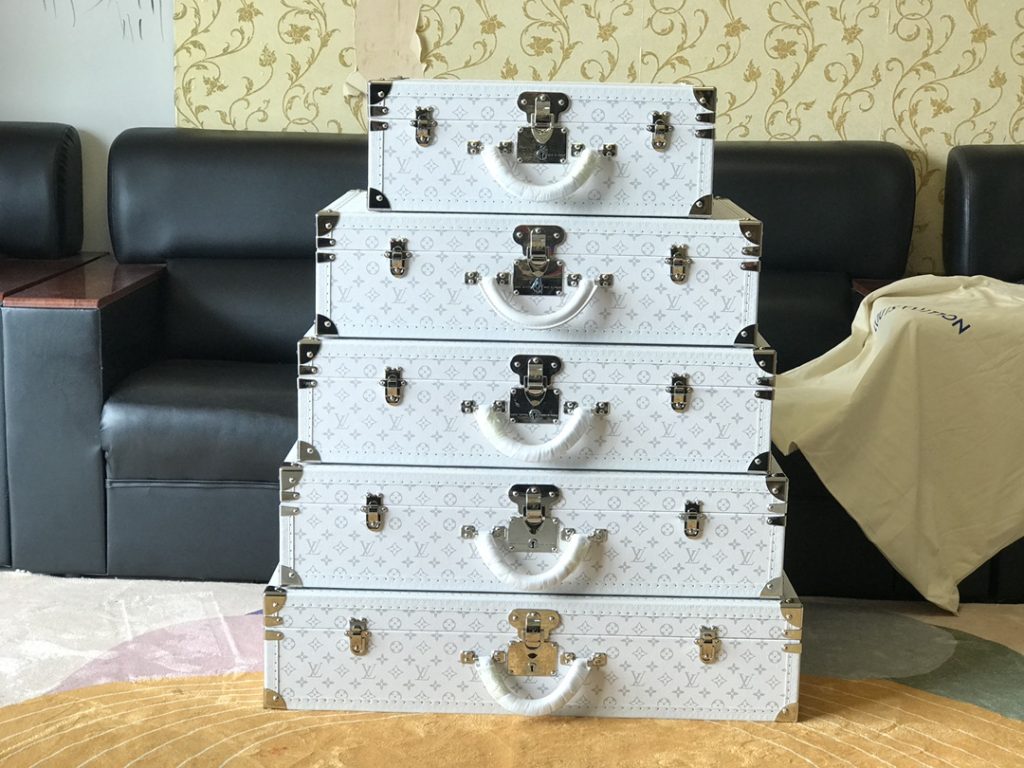【ルイヴィトン】トランク型小物収納ボックス 白花モチーフ 上品な雰囲気 高級感のある逸品 - 画像 2