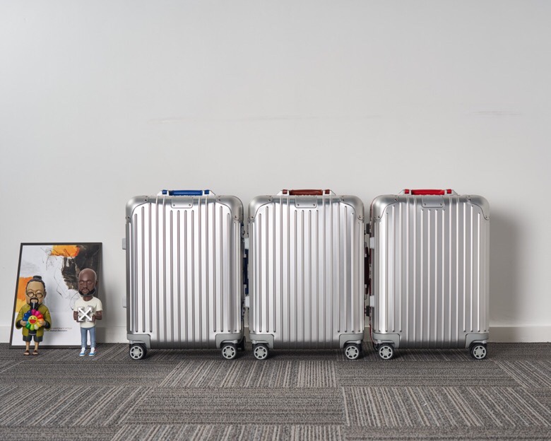 RIMOWA オリジナルアルミキャリーケース 2019年 本革ハンドル 21サイズ 高級感溢…|旅行に使いやすいファッションアイテムを写真…