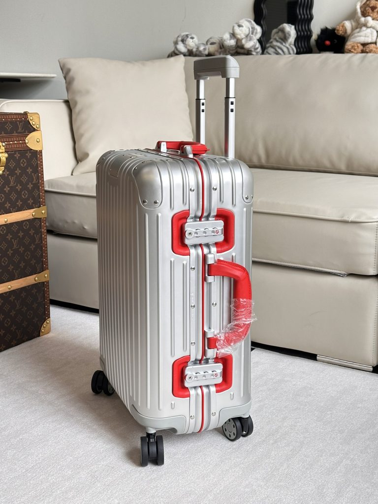 【RIMOWA】オリジナルアルミキャリーケース 21サイズ 限定モデル レザーハンドル仕様 高級感溢れる仕上り セレブ愛用 - 画像 2
