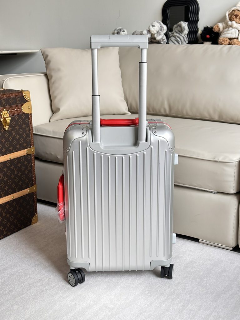 【RIMOWA】オリジナルアルミキャリーケース 21サイズ 限定モデル レザーハンドル仕様 高級感溢れる仕上り セレブ愛用 - 画像 3