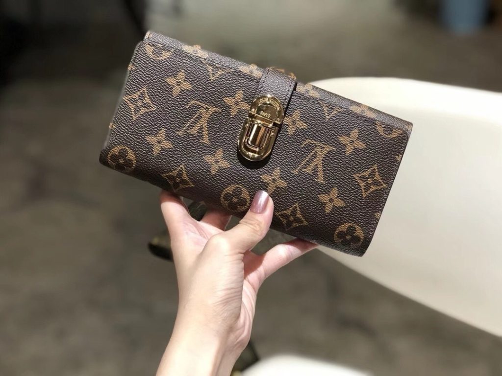 朝の支度で見るLOUIS VUITTONの財布の服との距離感