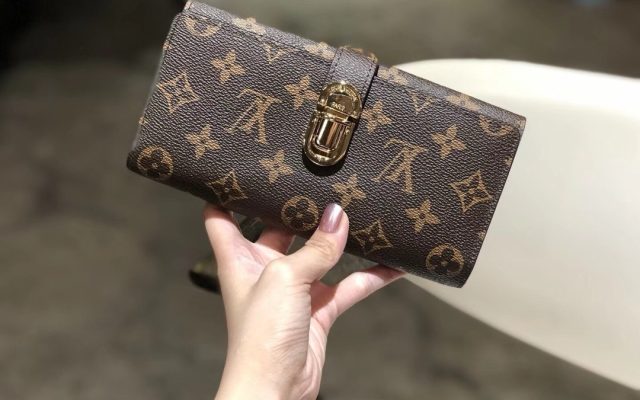 ルイ・ヴィトン モノグラムキャンバス 上品な長財布 レディース ギフトにも最適な定番モデル