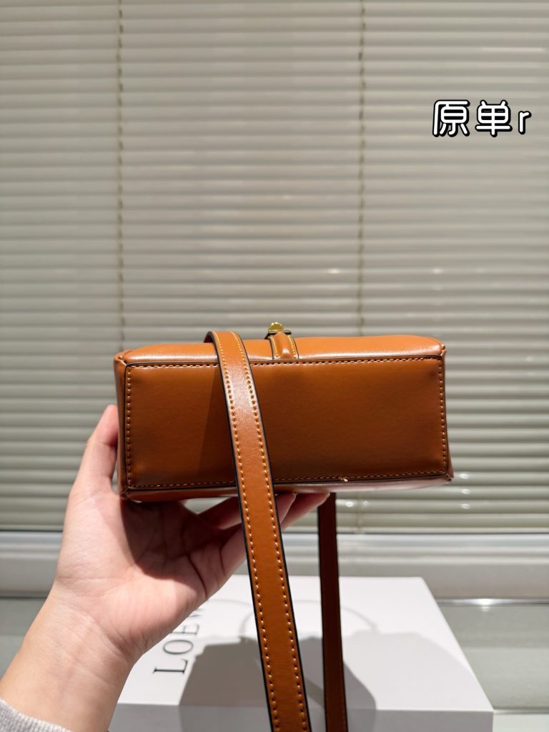 セリーヌ ショルダーバッグ 上質なレザーと洗練されたデザイン 大人女性に似合う長く愛用できる一品 - 画像 6
