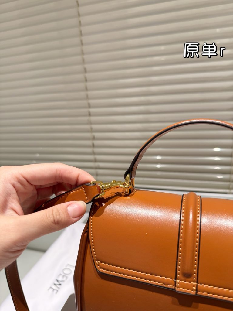 セリーヌ ショルダーバッグ 上質なレザーと洗練されたデザイン 大人女性に似合う長く愛用できる一品 - 画像 8