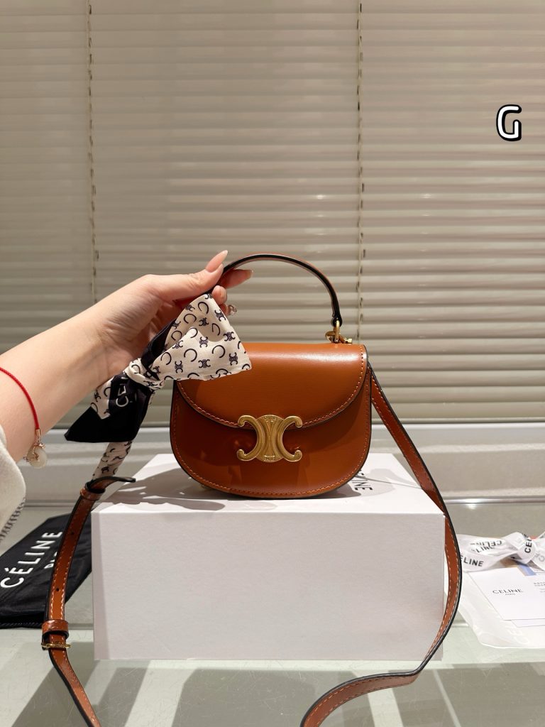 セリーヌ ショルダーバッグ 上質なモノグラムキャンバス 洗練されたデザインで長く愛用できる レディース人気モデル - 画像 3