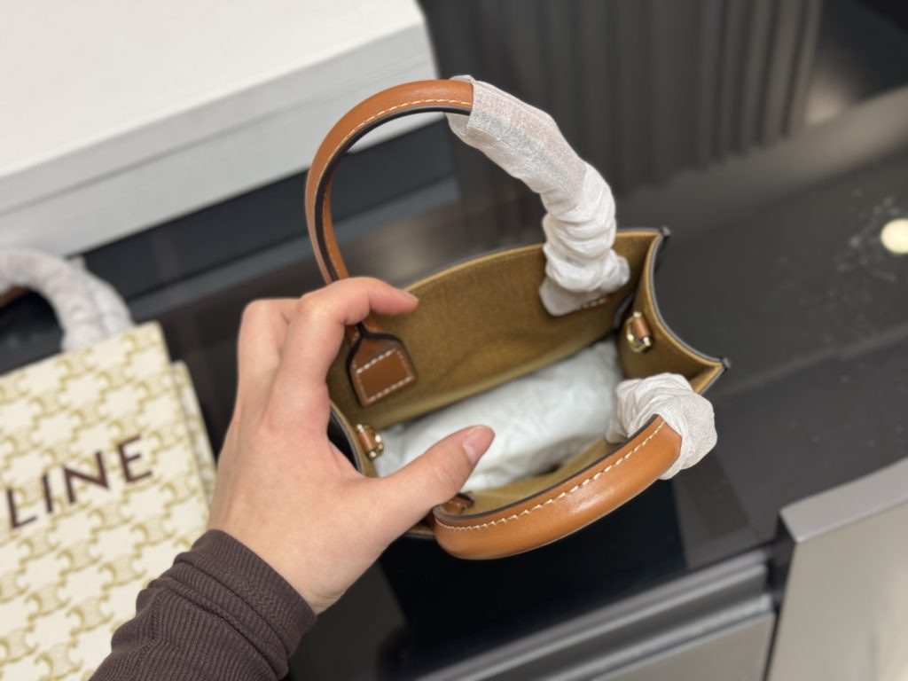 セリーヌ ショルダーバッグ 上質なレザーと洗練されたデザイン レディースに人気の定番モデル - 画像 4