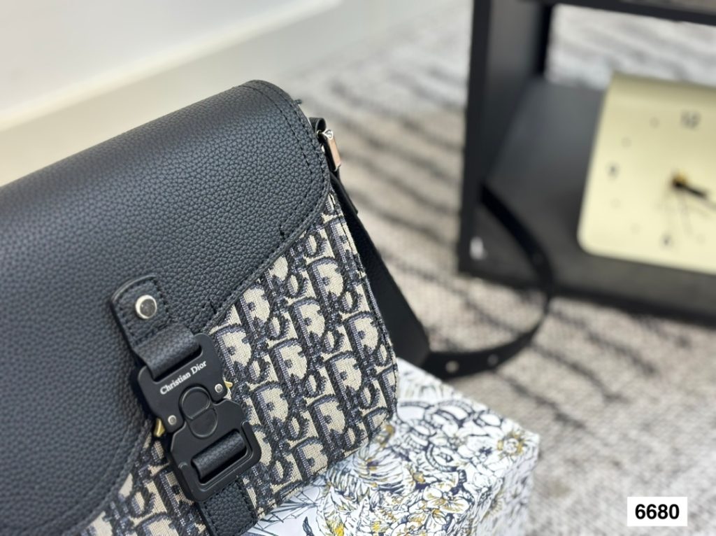 Diorディオール ショルダーバッグ モノグラムキャンバス 上品なデザイン レディース 長く愛用できる定番モデル - 画像 4