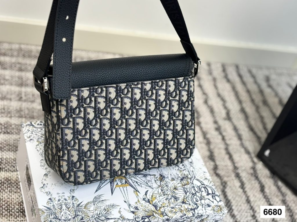 Diorディオール ショルダーバッグ モノグラムキャンバス 上品なデザイン レディース 長く愛用できる定番モデル - 画像 8