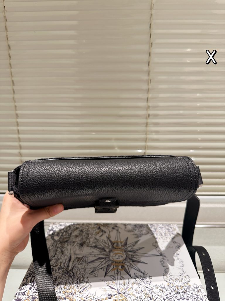 ディオール DIOR Saddle メッセンジャーバッグ モノグラムキャンバス 上品なショルダーバッグ レディース向け 長く愛用できる定番モデル - 画像 4