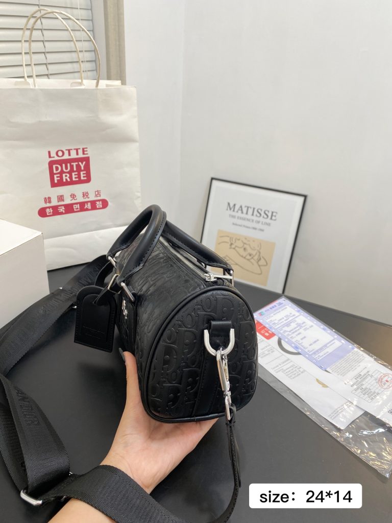 Diorディオール ショルダーバッグ 上品なモノグラムキャンバス レディースに人気の長く愛用できるデザイン - 画像 3