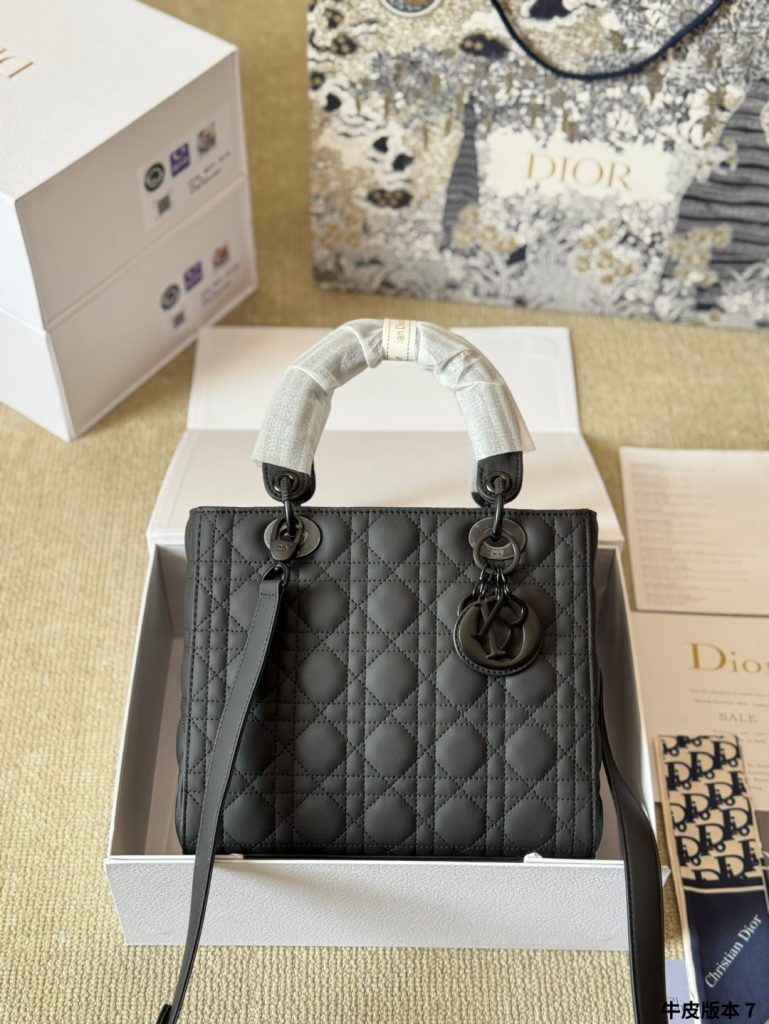 Diorディオール ショルダーバッグ モノグラムキャンバス 上品で実用的なデザイン レディース向け 長く愛用できる定番モデル - 画像 2
