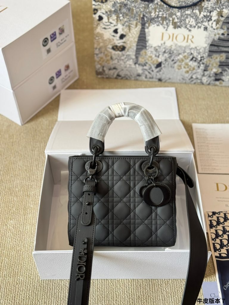 Diorディオール ショルダーバッグ モノグラムキャンバス 上品で実用的なデザイン レディース向け 長く愛用できる定番モデル - 画像 3