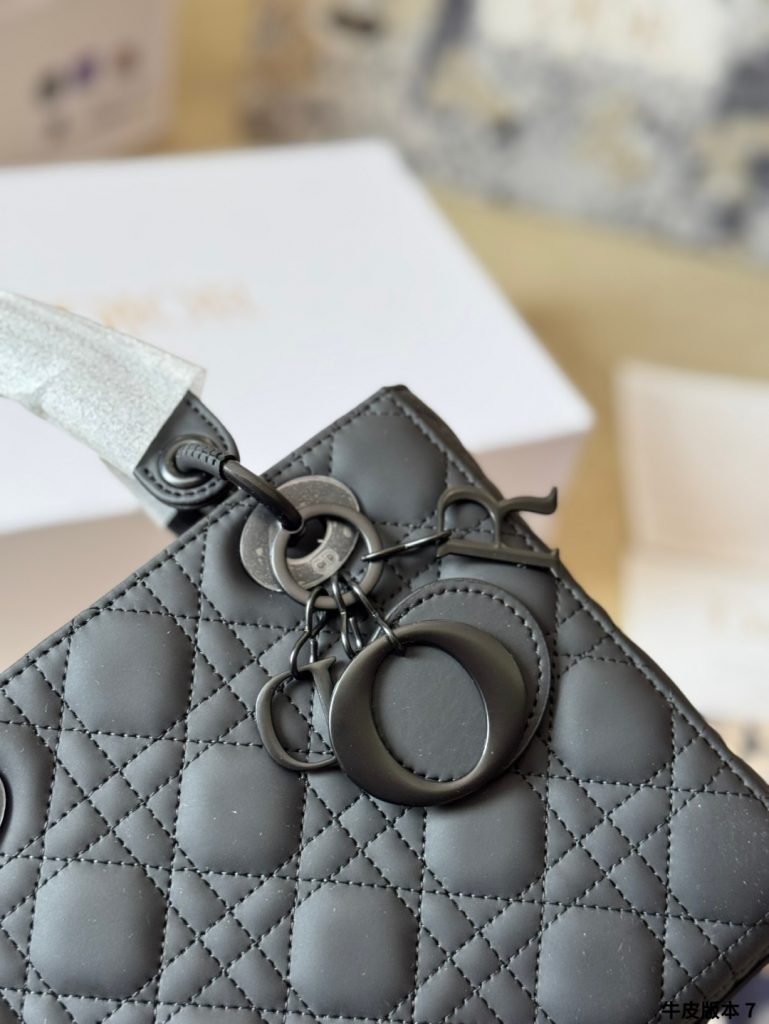 Diorディオール ショルダーバッグ モノグラムキャンバス 上品で実用的なデザイン レディース向け 長く愛用できる定番モデル - 画像 5
