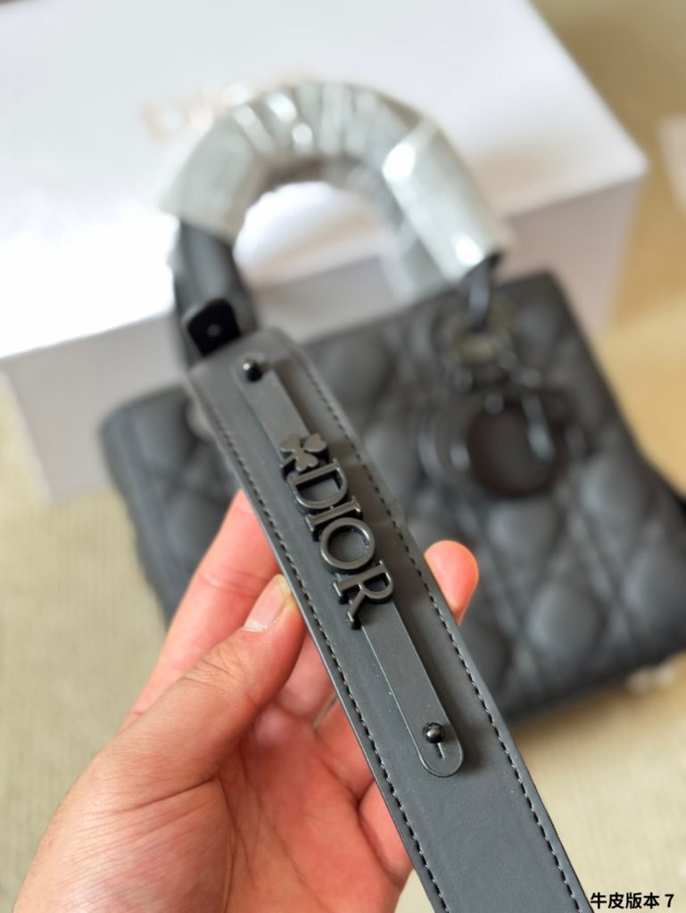 Diorディオール ショルダーバッグ モノグラムキャンバス 上品で実用的なデザイン レディース向け 長く愛用できる定番モデル - 画像 6